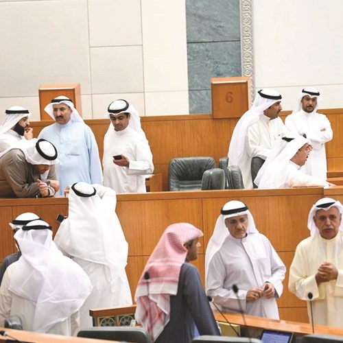 جانب من النواب ويبدو أنس الصالح