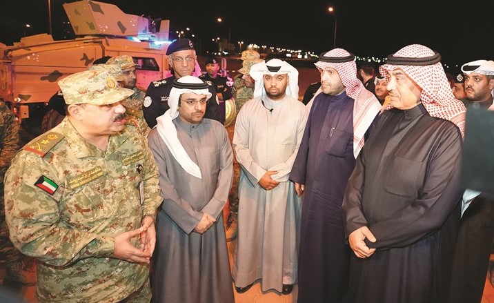 سمو الشيخ صباح الخالد وأنس الصالح والفريق الركن م.هاشم الرفاعي خلال الجولة