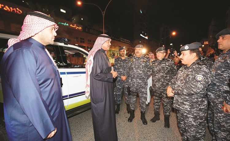 سمو رئيس الوزراء ووزير الداخلية مع عدد من القيادات الأمنية