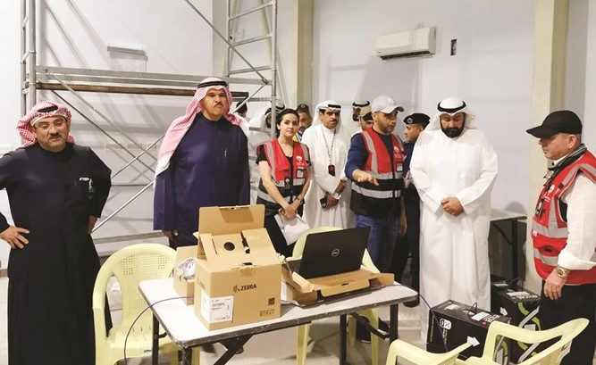 الشيخ د. باسل الصباح والشيخ سلمان الحمود لدى تفقدهما قاعة فحص القادمين 