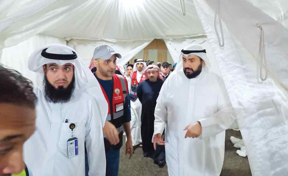 الشيخ د. باسل الصباح والشيخ سلمان الحمود لدى تفقدهما قاعة فحص القادمين