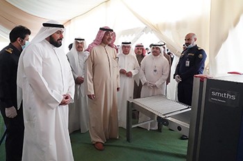 رئيس الوزراء يتفقد مراكز الفحص بالمطار استعداداً لاستقبال العائدين من الخارج