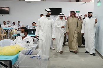 رئيس الوزراء يتفقد مراكز الفحص بالمطار استعداداً لاستقبال العائدين من الخارج