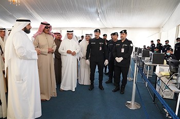 رئيس الوزراء يتفقد مراكز الفحص بالمطار استعداداً لاستقبال العائدين من الخارج