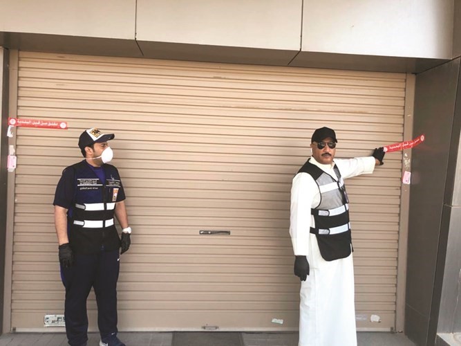 إغلاق أحد المحلات المخالفة