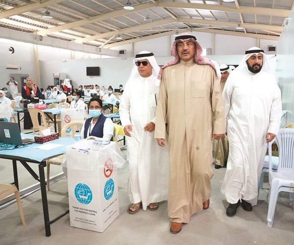 جانب من جولة سمو رئيس الوزراء في قاعات الفحص الطبي بمطار الكويت