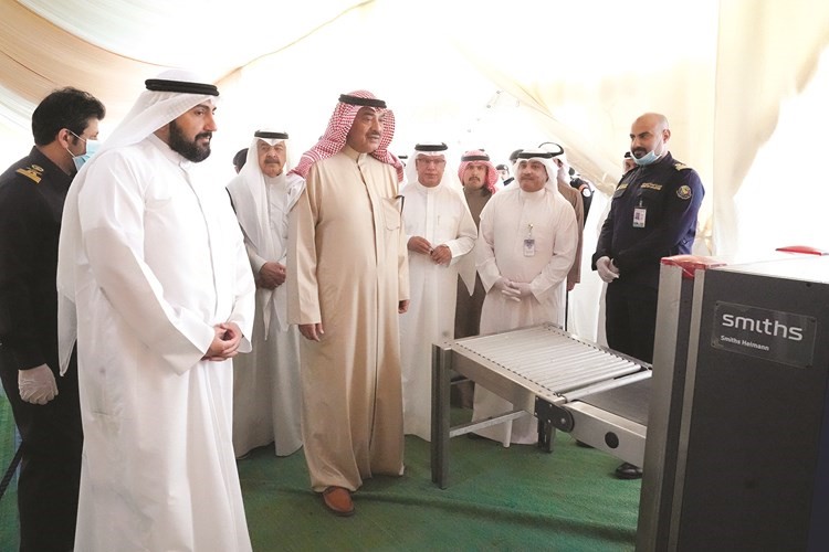  ولدى تفقد الأجهزة بمطار الكويت