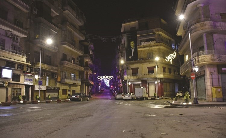 احد شوارع حلب وقد بدا خاليا من المارة مع دخول حظر التجول حيز التنفيذ أمس	 (ا.ف.پ)
