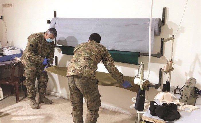 بعض وحدات الجيشتبدأ بتصنيع كمامات ذات مواصفات طبية وصحية لتوزيعها على العسكريين	 (محمود الطويل)