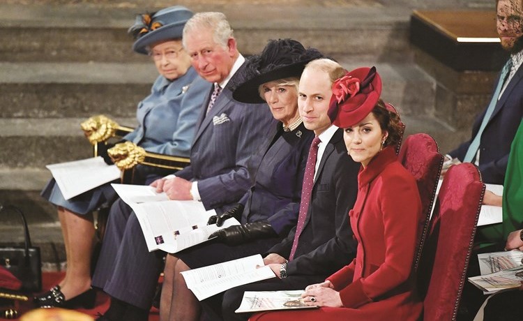 الأمير تشارلز متوسطا الملكة اليزابيث وزوجته كاميليا وافراد من العائلة المالكة في الاحتفال السنوي للكومونويلث في 9 مارس الجاري(رويترز)