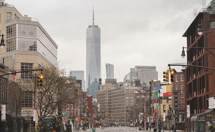 برج التجارة العالمي يرتفع فوق الجادة السابعة الخالية من المارة في ويست فيلج بنيويورك 					(أ ف ب)