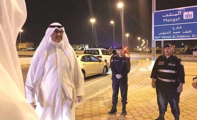 محافظ الأحمدي يتابع تطبيق حظر التجول في مناطق المحافظة