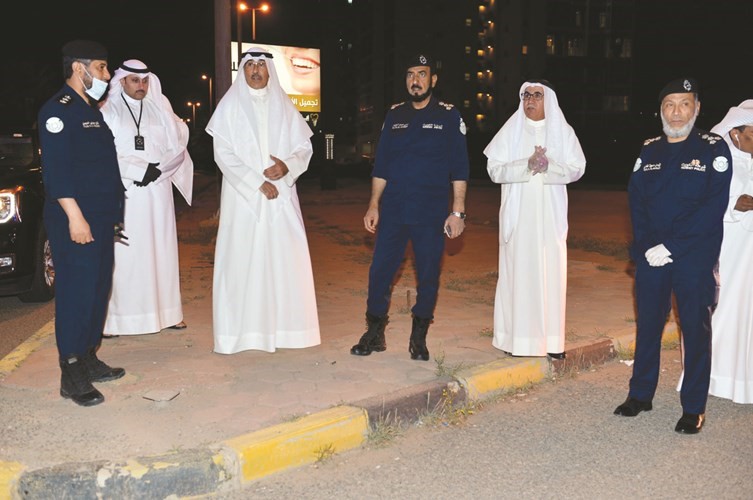 محافظ الأحمدي يتابع تطبيق حظر التجول في مناطق المحافظة