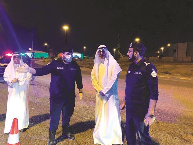 محافظ الأحمدي يتابع تطبيق حظر التجول في مناطق المحافظة