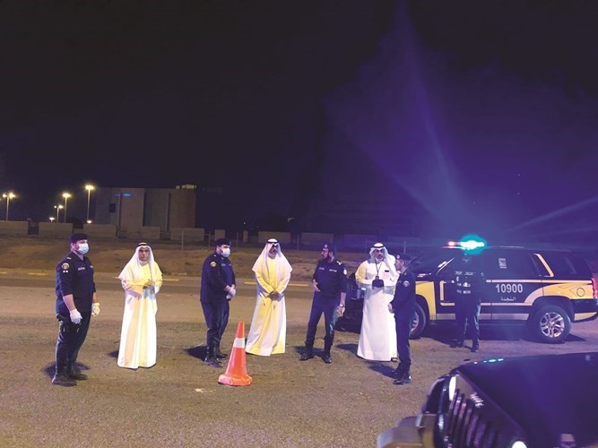 محافظ الأحمدي يتابع تطبيق حظر التجول في مناطق المحافظة