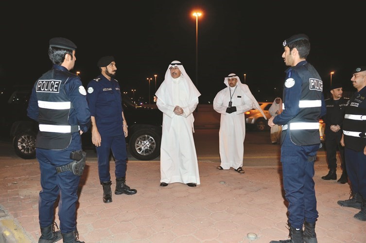 محافظ الأحمدي يتابع تطبيق حظر التجول في مناطق المحافظة
