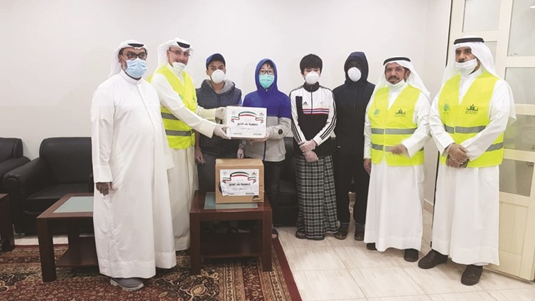 جانب من توزيع المعقمات على طلبة البعثات الدراسية في المعهد الديني