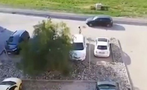 بالفيديو.. حطّم سيارة جاره لأنه طالبه بالبقاء في المنزل (!!)