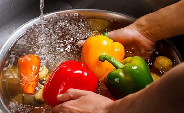 بالفيديو.. ما الطريقة المُناسبة لغسل الخضراوات والفواكه احترازاً من "كورونا"؟.. استشاري يوضح