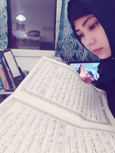 مهتدية تراجع القرآن الكريم