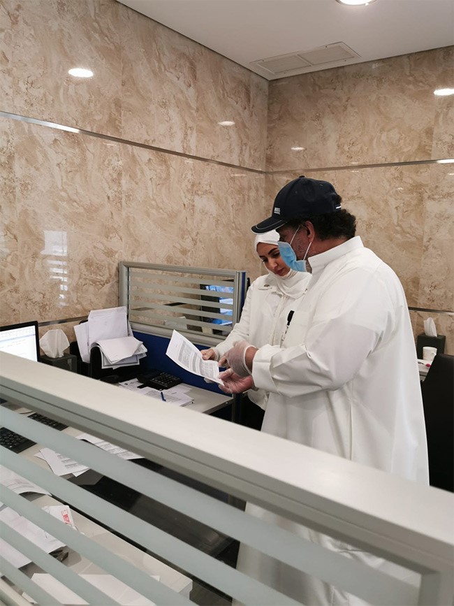 مدير عام بنك الائتمان يتفقد سير العمل ويطمئن على سلامة العاملين