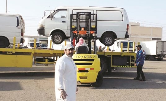 جانب من رفع السيارات المهملة
