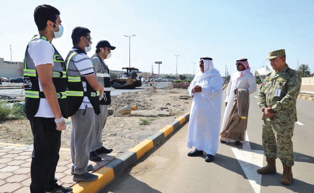 نائب رئيس الحرس الوطني الشيخ مشعل الأحمد متحدثا إلى مهندسي «الأشغال» خلال عملهم في إعادة صيانة الطرق