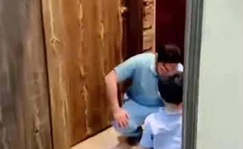 بالفيديو.. طبيب سعودي يرفض حضن إبنه ويبكي خوفاً من كورونا