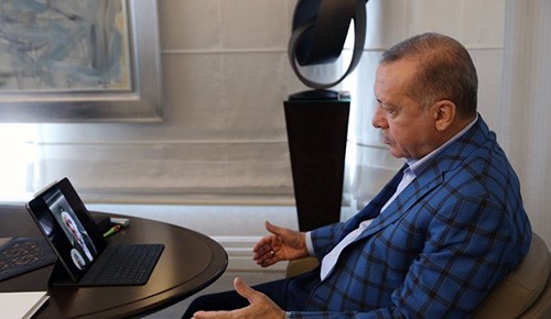 بالفيديو.. أردوغان يستمع لصوت الأذان في "غرناطة" الإسبانية