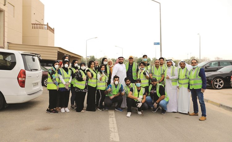 لقطة تذكارية لمتطوعي ومتطوعات مبادرة صحة وأمان وجاهزية للعطاء لأجل الكويت