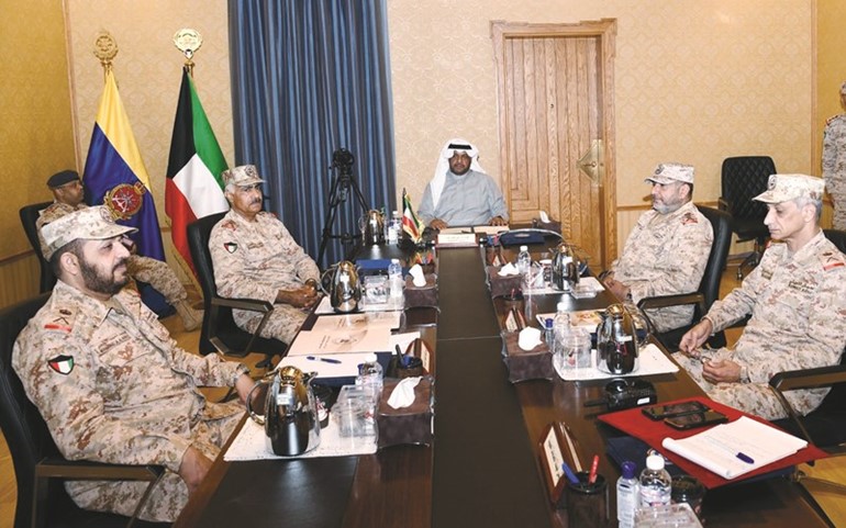 الشيخ أحمد المنصور والفريق الركن محمد الخضر والفريق الركن خالد الصالح الصباح خلال الاجتماع