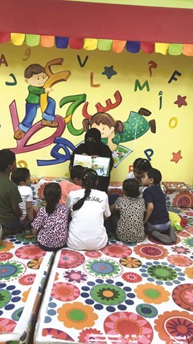 قراءة القصص في دار الطفولة (الحضانة العائلية)