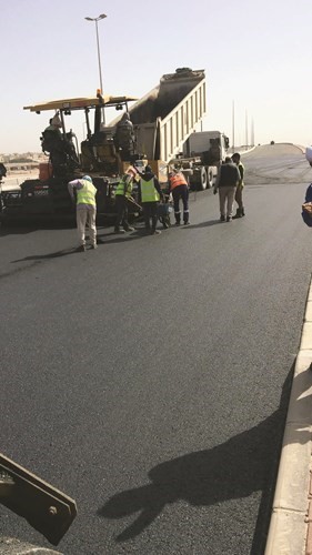 محافظ العاصمة يشيد بالكفاءات الوطنية الشبابية المشاركة في إصلاح الطرق