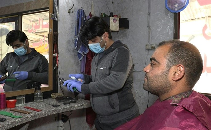 مصففو الشعر في قطاع غزة يعقمون أدواتهم للوقاية من فيروس كورونا المستجد