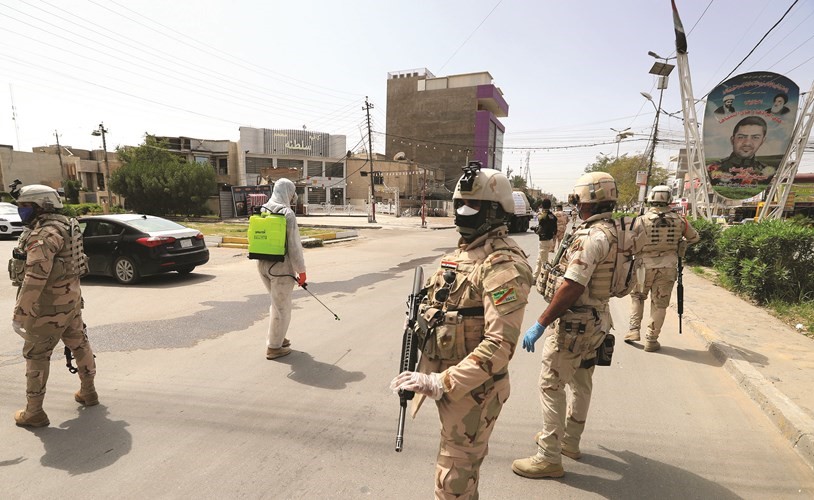 عناصر من الجيش العراقي يراقبون حظر التجول في بغداد	(رويترز)