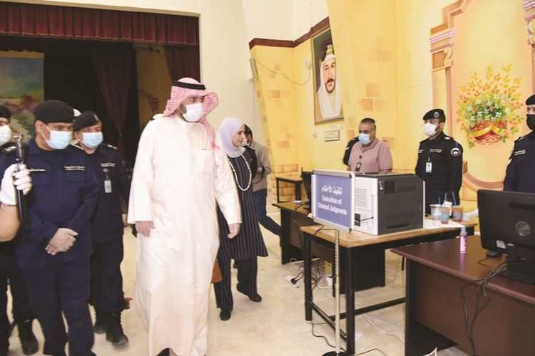 الوزير أنس الصالح والوزيرة مريم العقيل والفريق عصام النهام واللواء جمال الصايغ خلال زيارتهم لاحدى مدارس الايواء