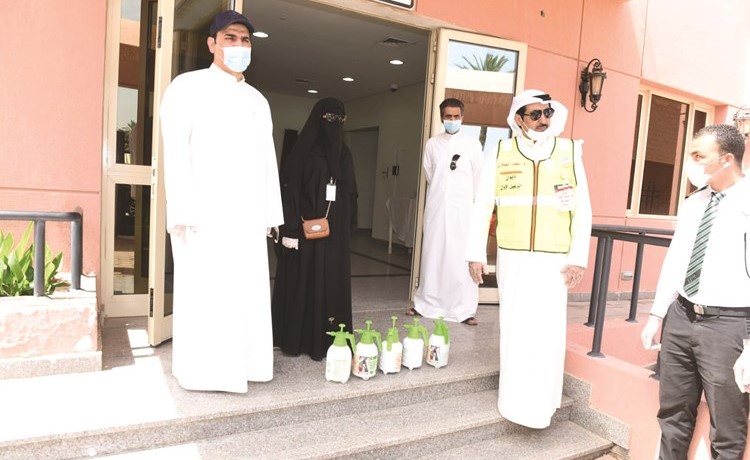 جانب من المشاركين في حملة تعقيم مركز فرح التخصصي لرعاية المسنين