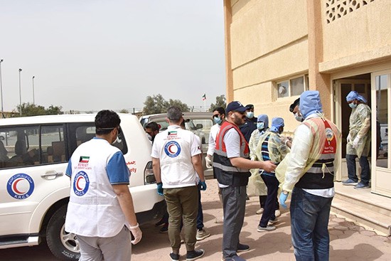 الهلال الأحمر يوزع وجبات يومية على مركز لإيواء العمالة المخالفة الراغبة بالسفر