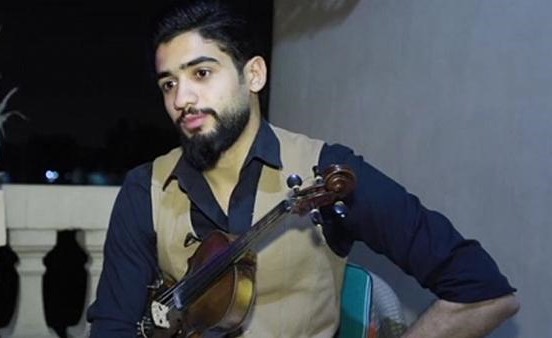 بالفيديو.. مصري يعزف الكمان من شرفة منزله لتسلية جيرانه خلال فترة حظر التجول