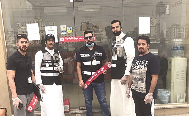 فريق البلدية خلال إغلاق أحد المحلات المخالفة