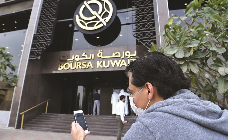 الكويتيون كثفوا مشترياتهم للأسهم المدرجة في البورصة خلال مارس الماضي	(قاسم باشا)