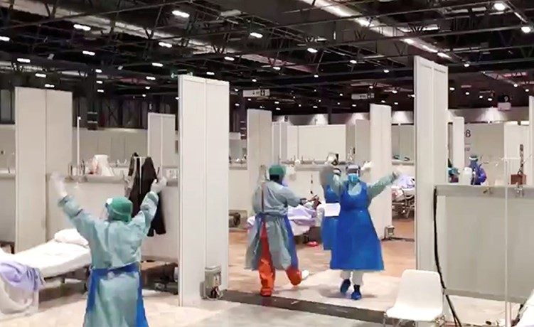 الطواقم الطبية يستخدمون الموسيقى والرقص لرفع الروح المعنوية لمرضى كورونا في المستشفى الميداني في مدريد أمس			(رويترز)