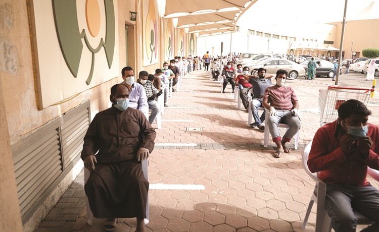 زحام كبير والتزام باشتراطات التباعد قبل دخول الفرضة	(زين علام)