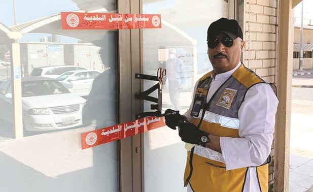 جانب من إغلاق محل الخياطة