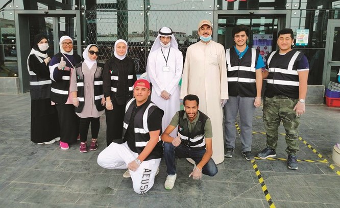 مدير العلاقات الحكومية بالمحافظة ومدير جمعية الاحمدي مع متطوعين