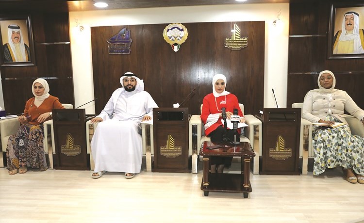 الوزيرة مريم العقيل وعبدالعزيز شعيب وهناء الهاجري خلال المؤتمر	(زين علام)