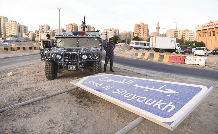 قوات خاصة على أحد مداخل منطقة الجليب وسط استعداد أمني لخطة الحظر المناطقي 						(هاني الشمري)