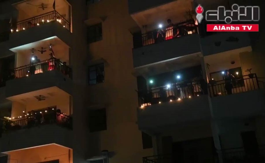 إضاءة سماء الهند بالشموع والمصابيح التقليدية في حدث يرمز إلى المعركة ضد كورونا