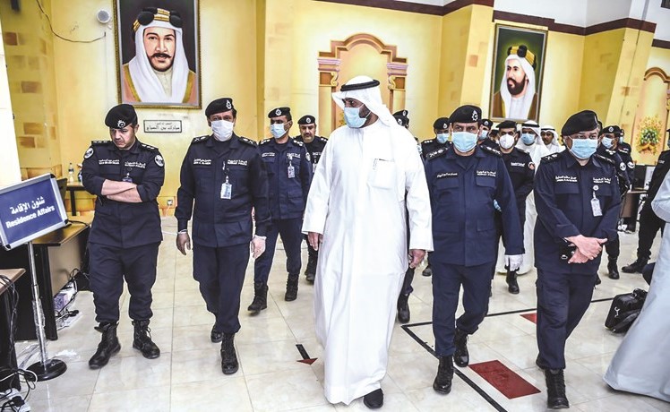 الوزير أنس الصالح متوسطا وكيل وزارة الداخلية الفريق عصام النهام واللواءين جمال الصايغ وعابدين العابدين خلال الجولة	(زين علام - أحمد علي)