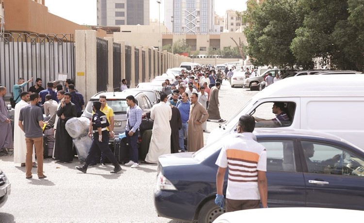 الوافدون المصريون اصطفوا منذ ساعات الصباح الأولى للاستفادة من المهلة